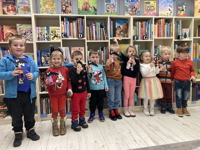 przedszkolaki prezentują wilki