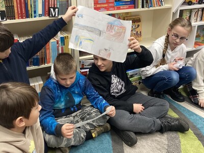 dzieci prezentują komiksy