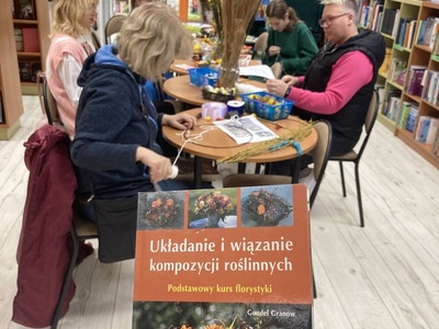 uczestnicy warsztatów tworzą wianki