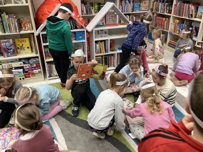 dzieci w pokoju baśni oglądają książki