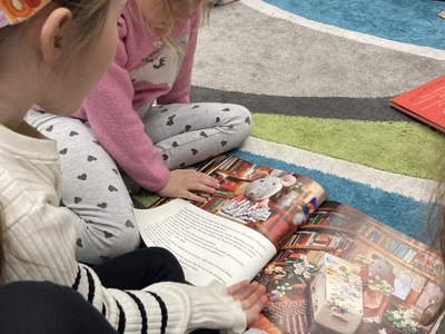 dzieci w pokoju baśni oglądają książki
