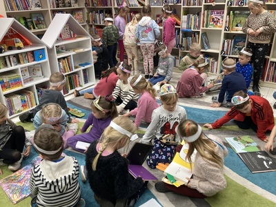 dzieci w pokoju baśni oglądają książki