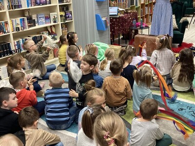 spotkanie dzieci z autorką Katarzyną Brzozowską