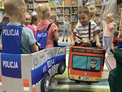 przedszkolaki w bibliotece podczas zajęć z policjantką