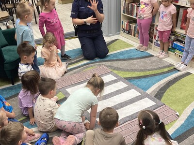 przedszkolaki w bibliotece podczas zajęć z policjantką
