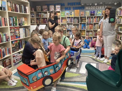 przedszkolaki w bibliotece podczas zajęć z policjantką