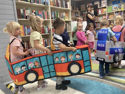przedszkolaki w bibliotece podczas zajęć z policjantką