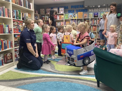 przedszkolaki w bibliotece podczas zajęć z policjantką