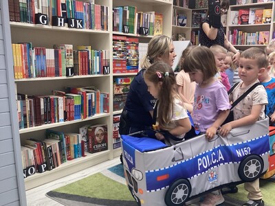 przedszkolaki w bibliotece podczas zajęć z policjantką