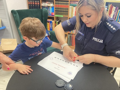 przedszkolaki w bibliotece podczas zajęć z policjantką