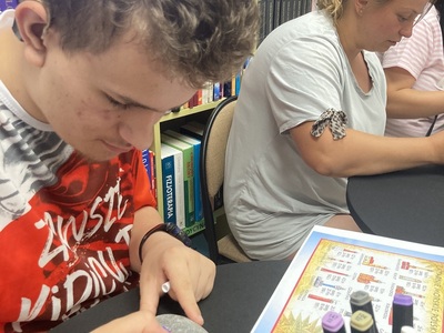 malowanie kamieni w bibliotece