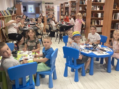 dzieci w bibliotece tworzą grę