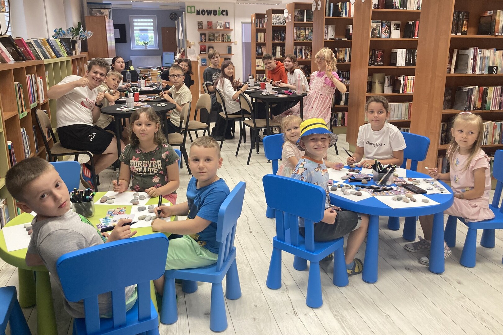 dzieci w bibliotece tworzą grę