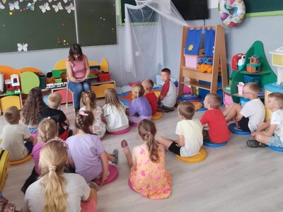 bibliotekarka czyta dzieciom