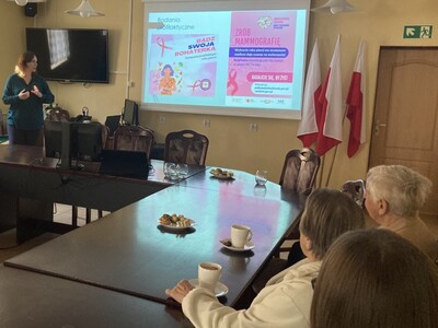 seniorzy na wykładzie "zdrowy senior"