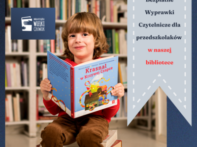 chłopiec trzyma książkę