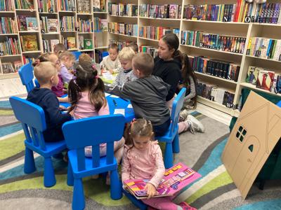 Dzieci w bibliotece tworzą piernikowy domek Baby Jagi