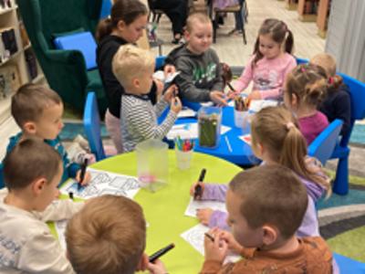 Dzieci w bibliotece tworzą piernikowy domek Baby Jagi