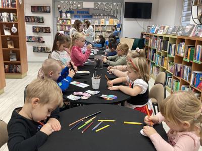 Dzieci w bibliotece tworzą piernikowy domek Baby Jagi
