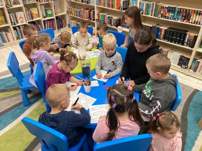 Dzieci w bibliotece tworzą piernikowy domek Baby Jagi
