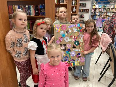 Dzieci w bibliotece tworzą piernikowy domek Baby Jagi