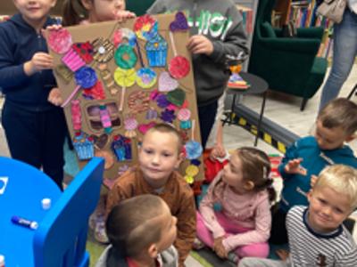 Dzieci w bibliotece tworzą piernikowy domek Baby Jagi