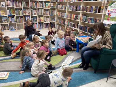przedszkolaki w bibliotece