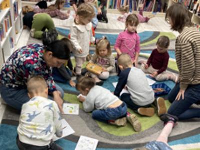 przedszkolaki w bibliotece