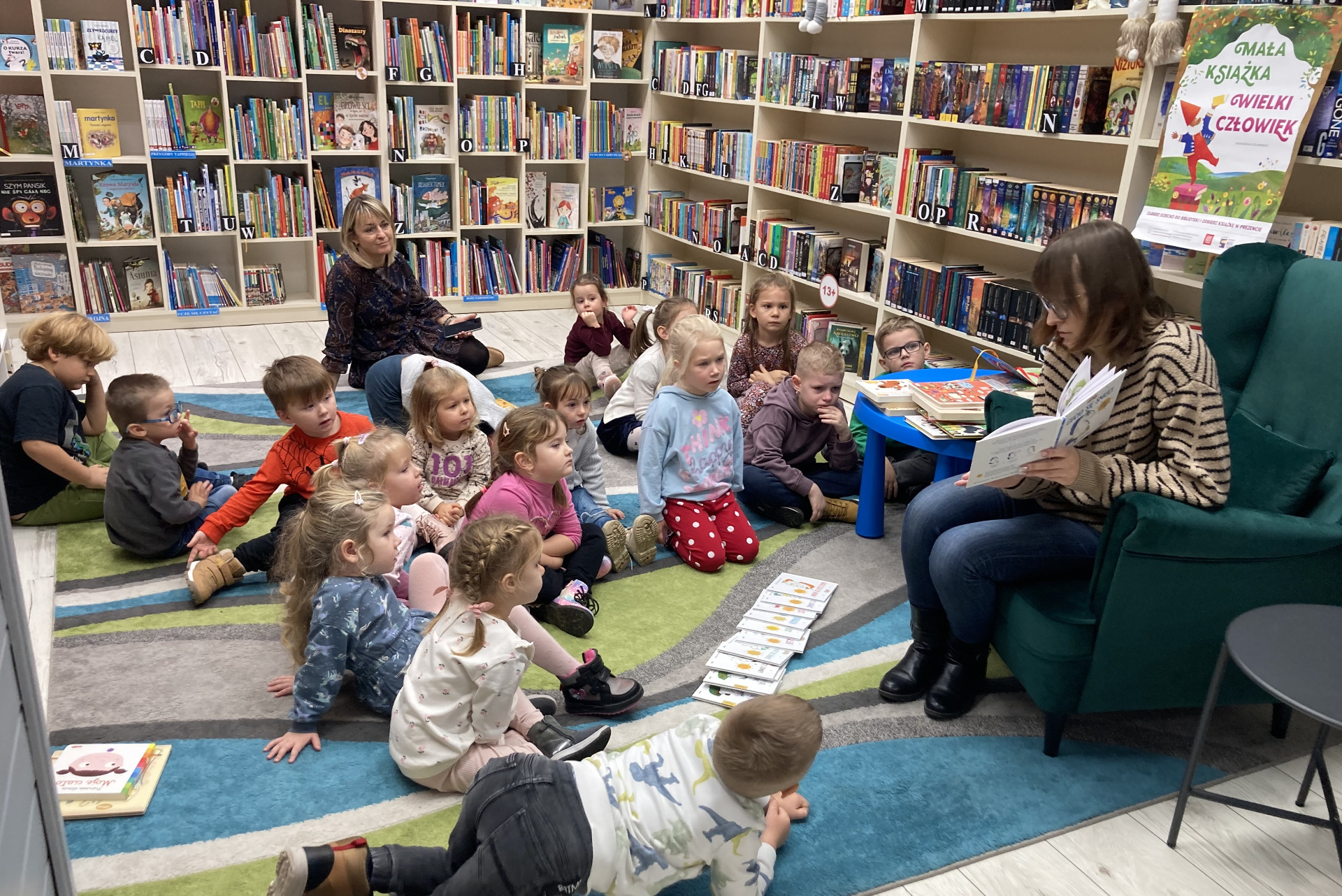 przedszkolaki w bibliotece