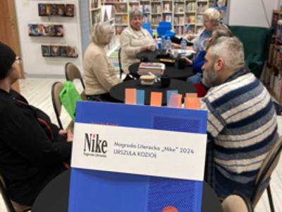 uczestnicy DKK dla Dorosłych w bibliotece