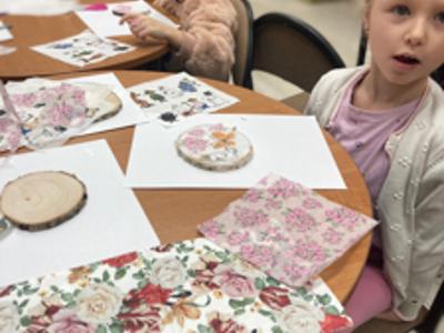Warsztaty decoupage w bibliotece