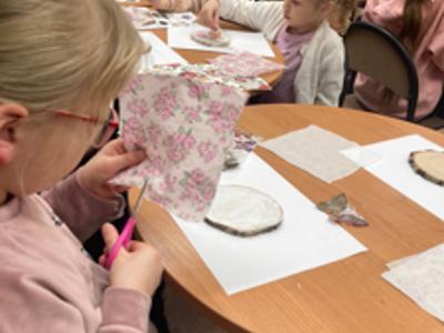 Warsztaty decoupage w bibliotece
