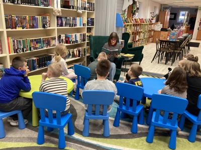 dzieci w bibliotece uczestniczące w zajęciach w DKK dla Dzieci