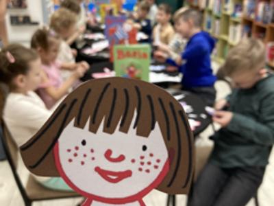 dzieci w bibliotece uczestniczące w zajęciach w DKK dla Dzieci