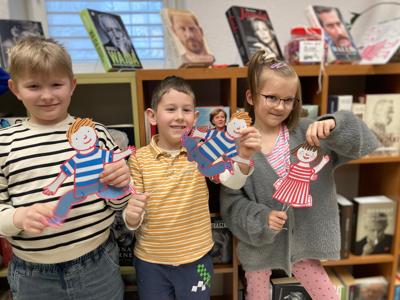 dzieci w bibliotece uczestniczące w zajęciach w DKK dla Dzieci