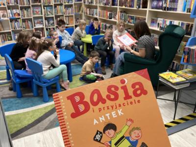 dzieci w bibliotece uczestniczące w zajęciach w DKK dla Dzieci