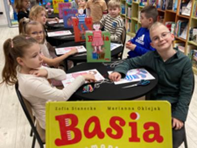 dzieci w bibliotece uczestniczące w zajęciach w DKK dla Dzieci