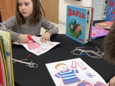 dzieci w bibliotece uczestniczące w zajęciach w DKK dla Dzieci