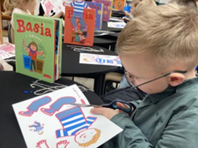 dzieci w bibliotece uczestniczące w zajęciach w DKK dla Dzieci