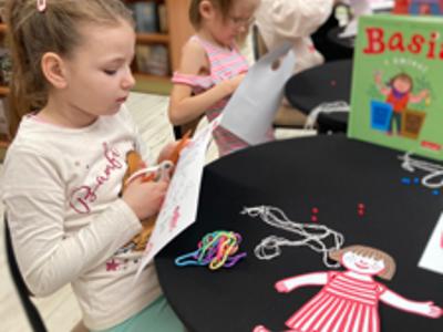 dzieci w bibliotece uczestniczące w zajęciach w DKK dla Dzieci