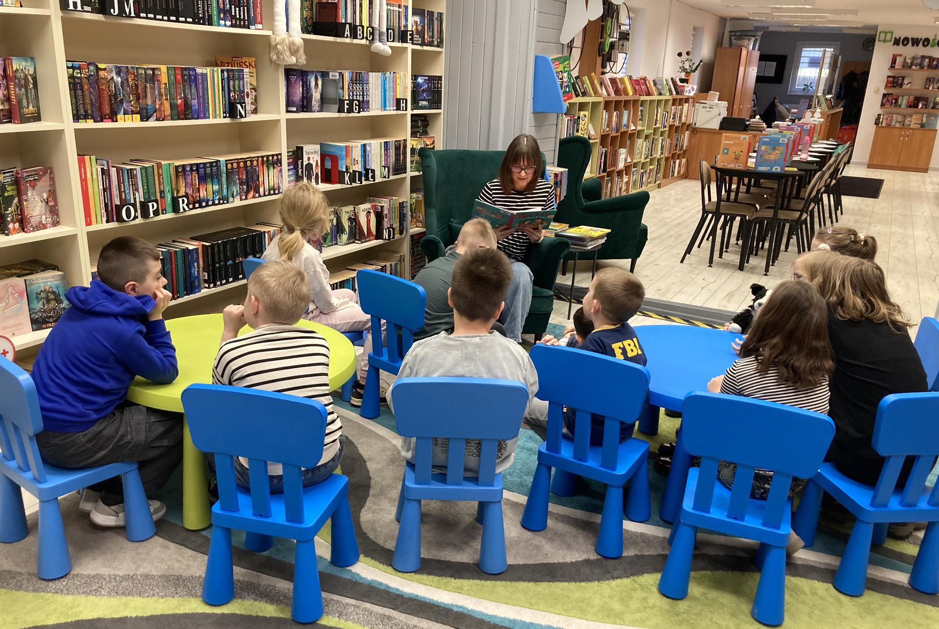 dzieci w bibliotece uczestniczące w zajęciach w DKK dla Dzieci