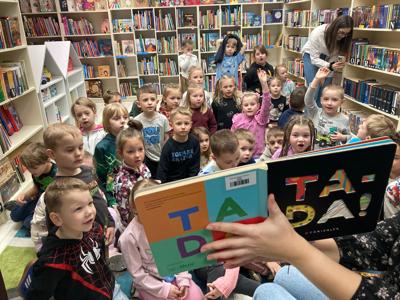 przedszkolaki w bibliotece