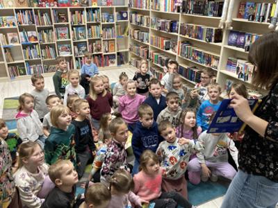przedszkolaki w bibliotece
