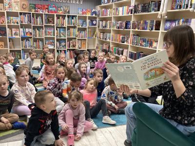 przedszkolaki w bibliotece