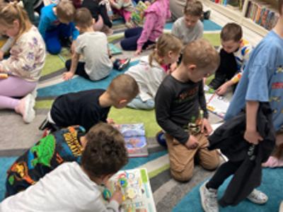 przedszkolaki w bibliotece
