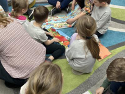 przedszkolaki w bibliotece