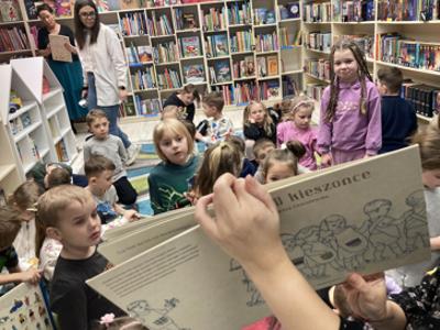 przedszkolaki w bibliotece