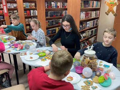 dzieci dekorujące pierniki