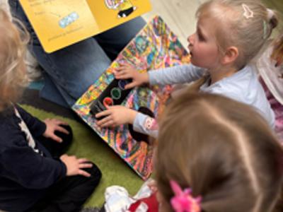 odwiedziny przedszkolaków  w bibliotece