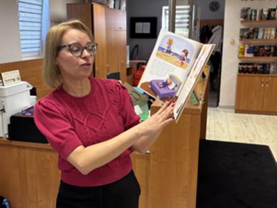 Spotkanie w bibliotece z uczniami promujące czytelnictwo